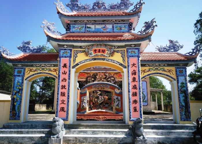 Cổng Tam Quan là cánh cổng chính dẫn vào khu di tích Văn Miếu - Quốc Tử Giám