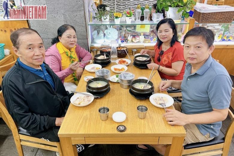 Khách dùng bữa