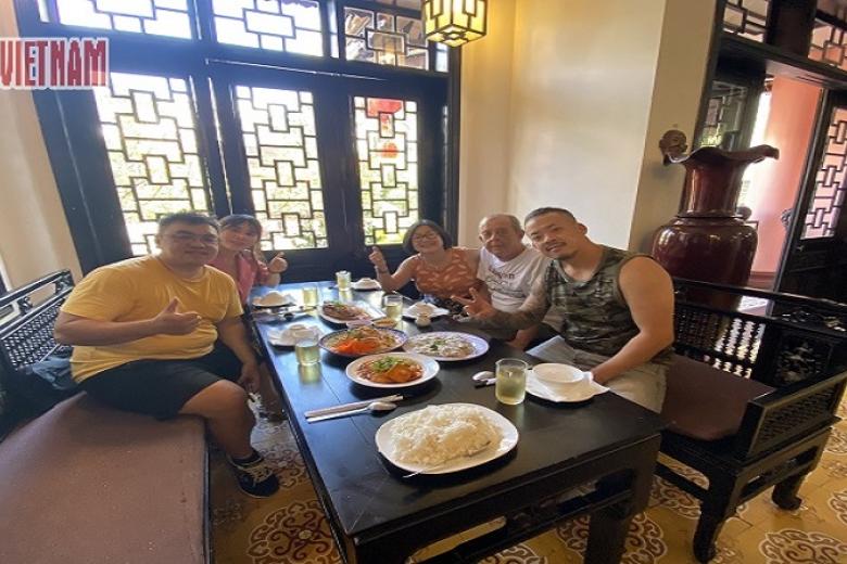 Khách dùng bữa