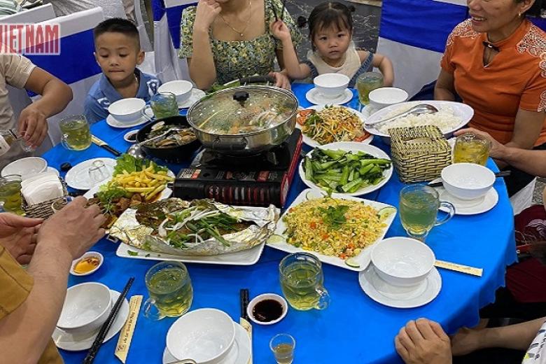 Khách dùng bữa