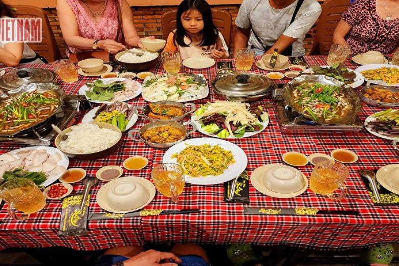 Khách dùng bữa
