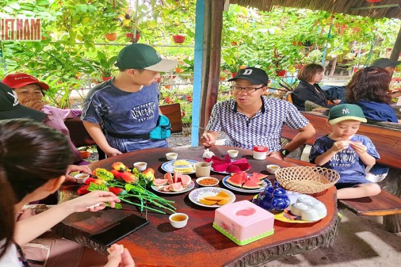 Khách dùng bữa