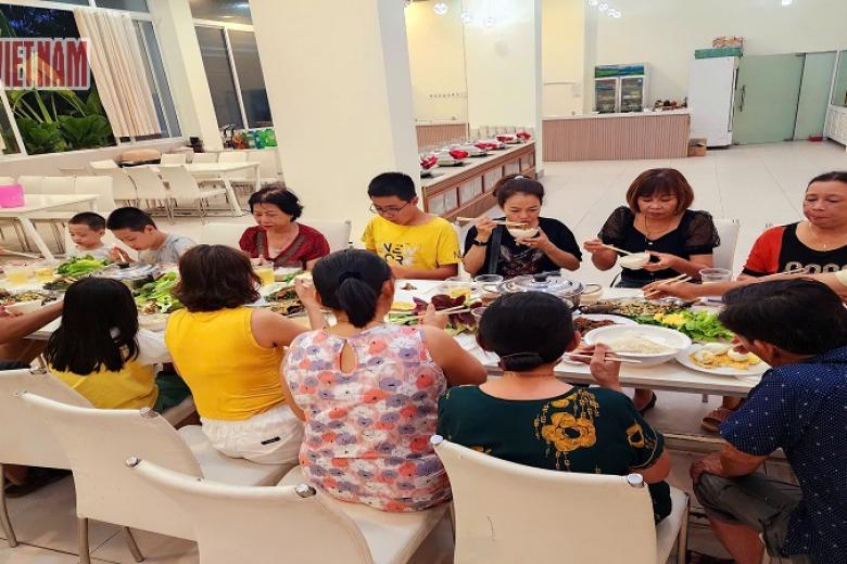 Khách dùng bữa