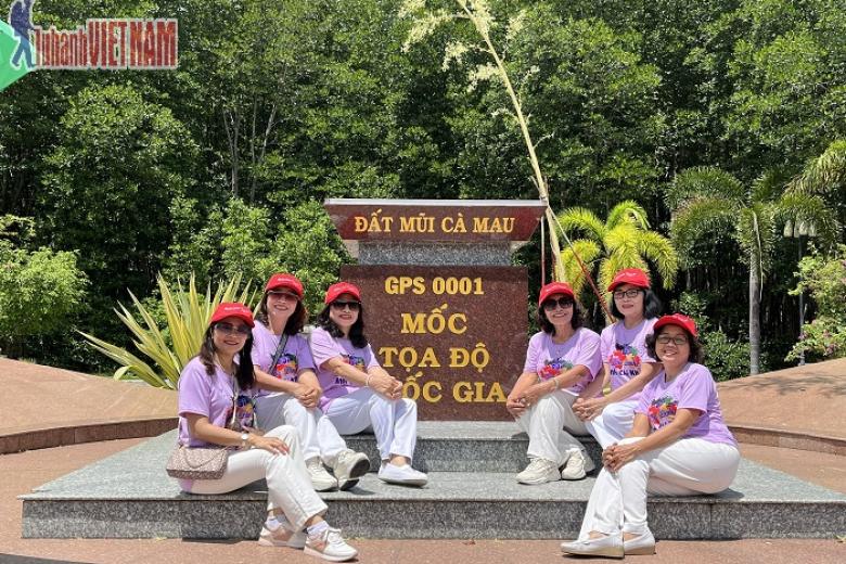Khách chụp ảnh lưu niệm