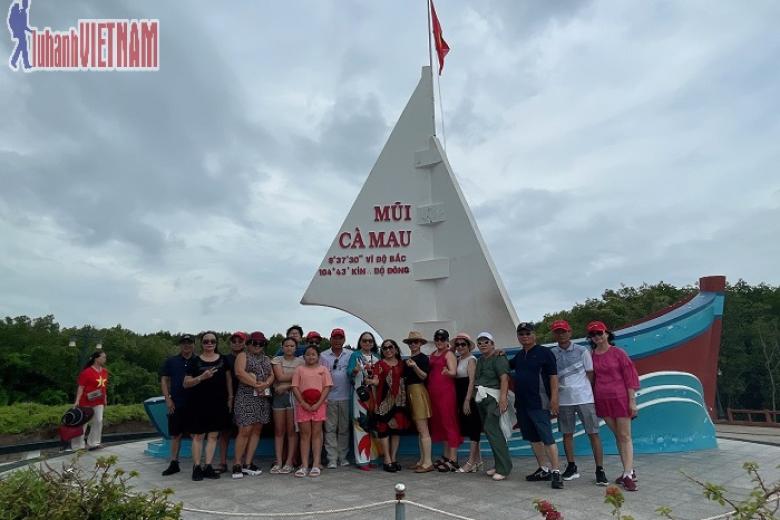 Khách chụp ảnh lưu niệm