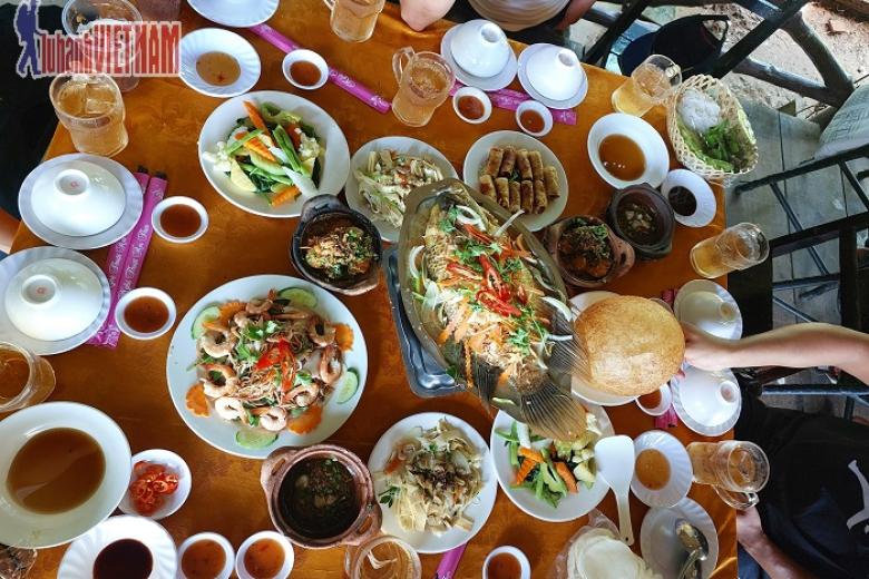 Khách dùng bữa