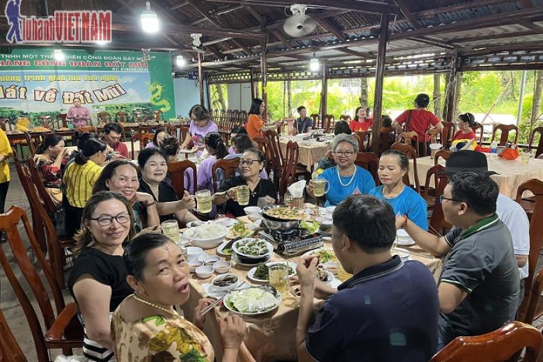 Khách dùng bữa