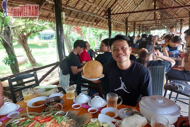 Khách dùng bữa