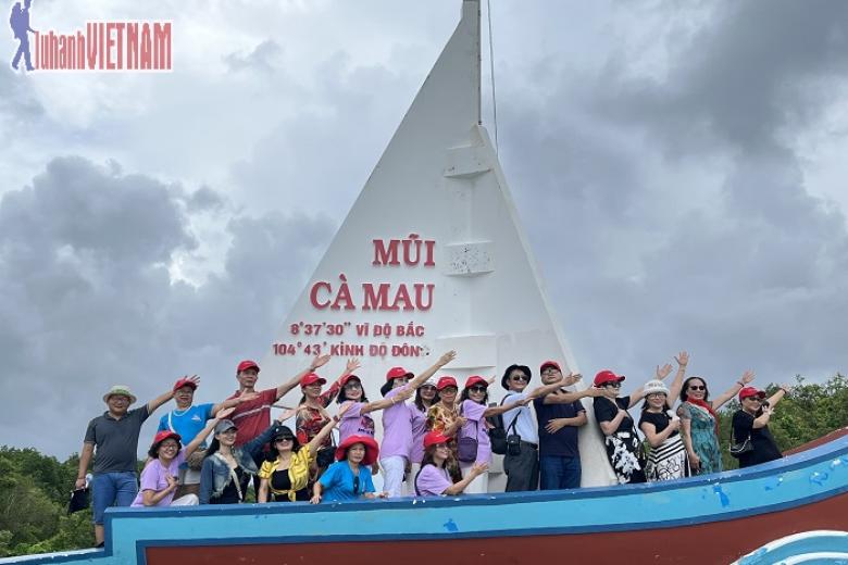 Khách chụp ảnh lưu niệm