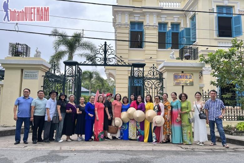 Khách chụp ảnh lưu niệm