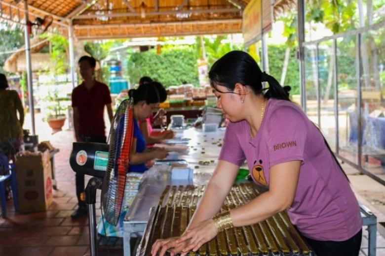 Tham quan lò kẹo dừa đặc sản Bến Tre