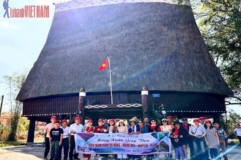 Khách chụp ảnh lưu niệm