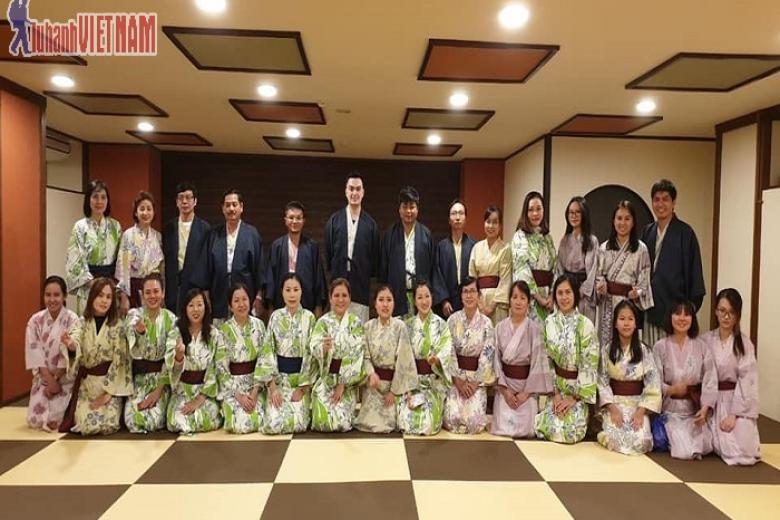 Khách chụp ảnh lưu niệm