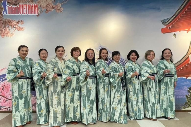 Khách chụp ảnh lưu niệm