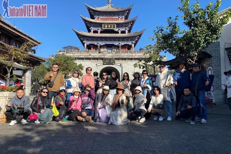 Khách chụp ảnh lưu niệm