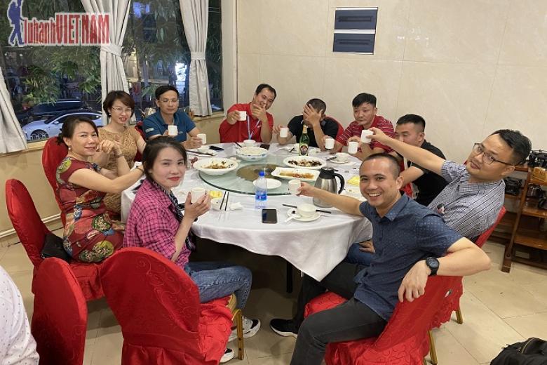 Khách dùng bữa