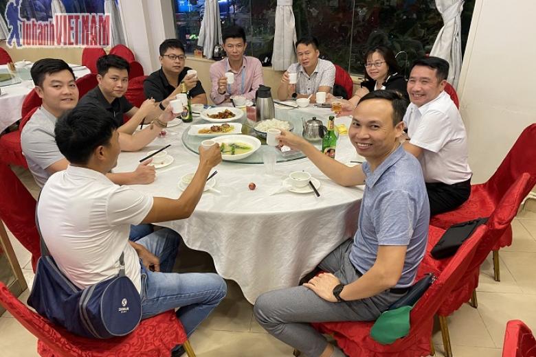 Khách dùng bữa
