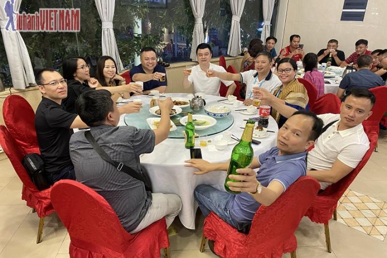 Khách dùng bữa