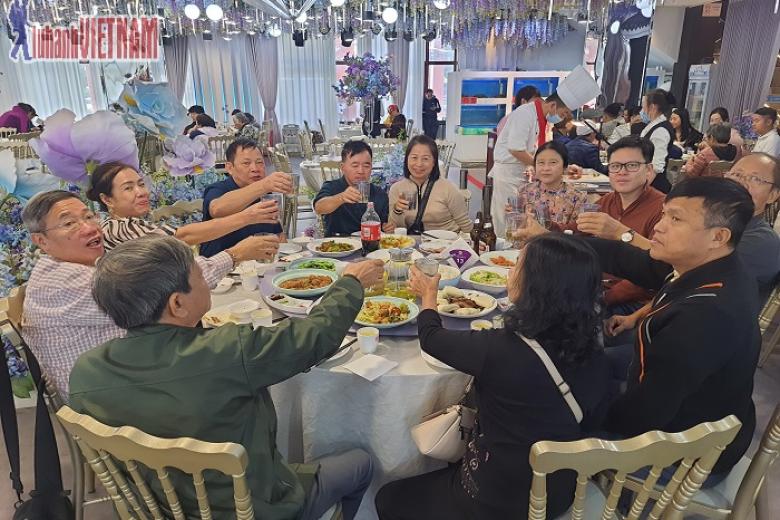 Khách dùng bữa