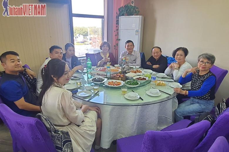 Khách dùng bữa