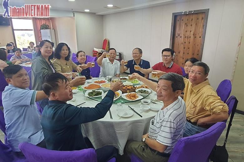 Khách dùng bữa