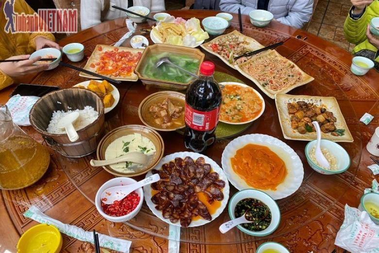 Khách dùng bữa