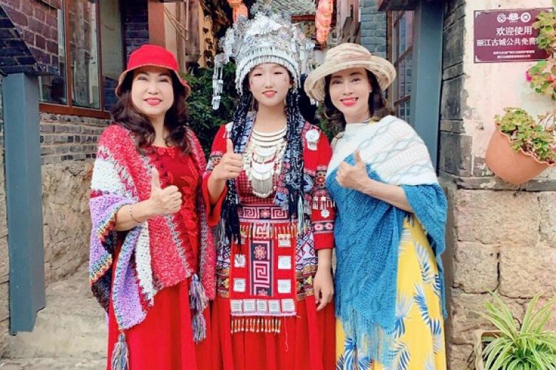 Khách chụp ảnh lưu niệm