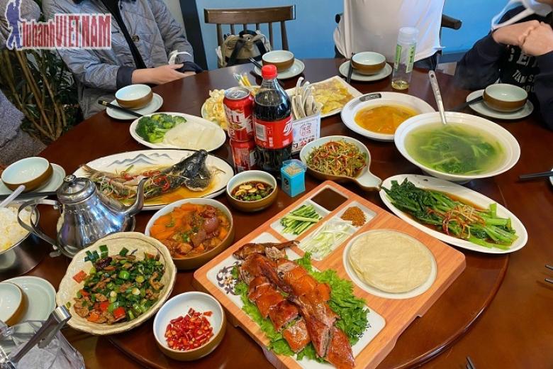 Khách dùng bữa